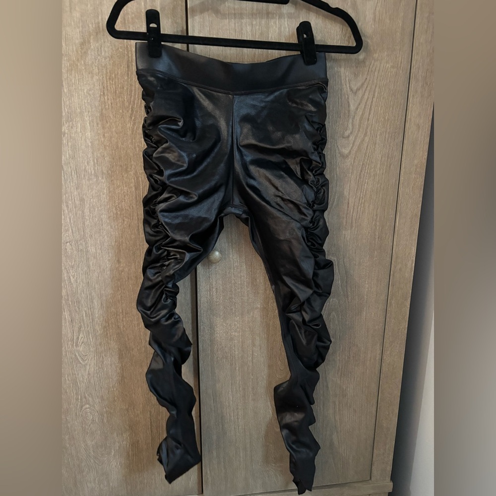 ALO Black Ruched Leggings size L Never Worn